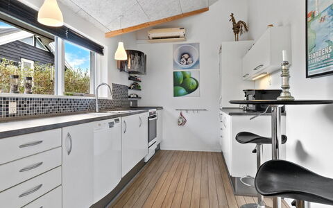 Lanica - 150M from the Sea: Keuken, Countertop, Toestel Van De Keuken, Interieur Ontwerp, Major Appliance, Flooring, Plafond, Huishoudapparatuur, Meubilair, Cabinetry