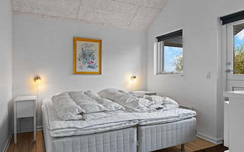 Lanica - 150M from the Sea: Slaapkamer, Plafond, Huis, Bed, Bedding, Laken, Bed Frame, Freezing, Linens, Daylighting