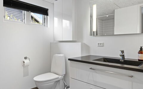 Lanica - 150M from the Sea: Loodgieterswerkinrichting, Wastafel In De Badkamer, Wastafel, Interieur Ontwerp, Flooring, Verdieping, Badkamerkast, Badkamer, Kraan, Countertop