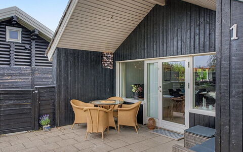 Lanica - 150M from the Sea: Hout, Architectuur, Huis, Siding, Deur, Verblijf, Plank, Hardwood, Schaduw, Veranda