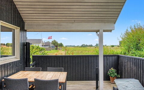 Lanica - 150M from the Sea: Hout, Veranda, Samengesteld Materiaal, Dek, Plank, Hardwood, Schaduw, Beits, Siding, Verblijf