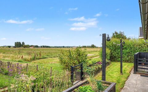 Lanica - 150M from the Sea: Lucht, Struik, Land Lot, Plantengemeenschap, Groundcover, Hek, Tuin, Weide, Prairie