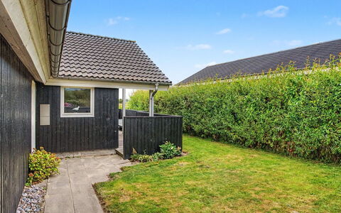 Lanica - 150M from the Sea: Verblijf, Backyard, Werf, Garden Gebouwen, Schuur, Siding, Buitenmeubels, Blokhut, Outdoor Structuur, Keet
