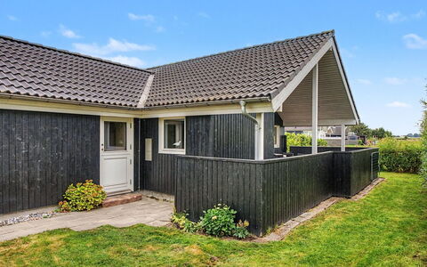Lanica - 150M from the Sea: Verblijf, Backyard, Werf, Garden Gebouwen, Schuur, Siding, Buitenmeubels, Blokhut, Outdoor Structuur, Keet