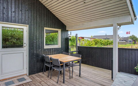 Lanica - 150M from the Sea: Verblijf, Backyard, Werf, Garden Gebouwen, Schuur, Siding, Buitenmeubels, Blokhut, Outdoor Structuur, Keet