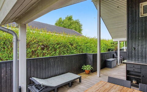 Lanica - 150M from the Sea: Verblijf, Backyard, Werf, Garden Gebouwen, Schuur, Siding, Buitenmeubels, Blokhut, Outdoor Structuur, Keet