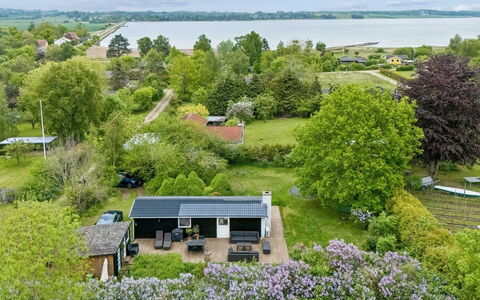 Gun - 300M to the Fjord: Struik, Landschap, Plantengemeenschap, Verblijf, Tuin, Landgoed, Landscaping, Gazon, Plantage, Park