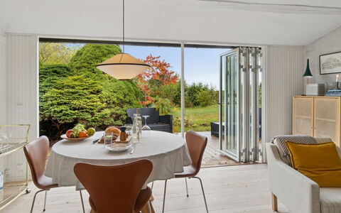 Gun - 300M to the Fjord: Meubilair, Interieur Ontwerp, Stoel, Flooring, Eetkamer, Tafel, Verdieping, Keuken En Eettafel, Hout, Lichte Inrichting