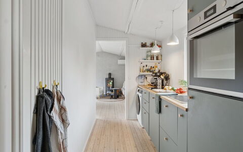 Gun - 300M to the Fjord: Keuken, Hout, Flooring, Interieur Ontwerp, Plafond, Major Appliance, Toestel Van De Keuken, Countertop, Verlichting, Lichte Inrichting