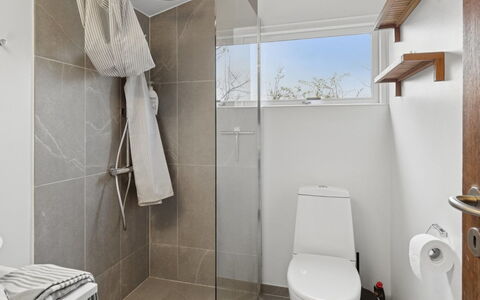 Gun - 300M to the Fjord: Badkamer, Loodgieterswerkinrichting, Interieur Ontwerp, Wc Bril, Toilet, Muur, Flooring, Verdieping, Plafond, Wastafel