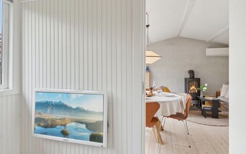 Gun - 300M to the Fjord: Interieur Ontwerp, Plafond, Flooring, Meubilair, Verdieping, Kamer, Fotolijst, Lichte Inrichting, Woonkamer, Stoel