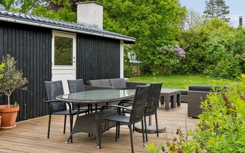 Gun - 300M to the Fjord: Meubilair, Hout, Buitenmeubels, Tafel, Stoel, Buitentafel, Tuin, Keuken En Eettafel, Schaduw, Veranda