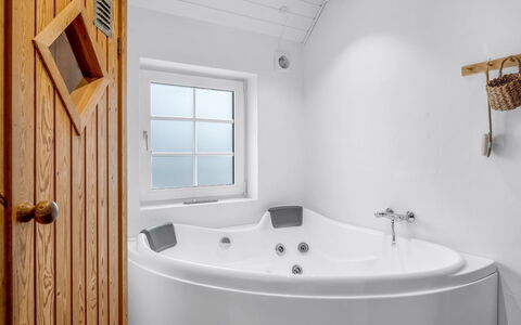 Amber - 300M from the Sea: Bad, Loodgieterswerkinrichting, Badkamer, Verdieping, Plafond, Loodgieter, Kraan, Jacuzzi