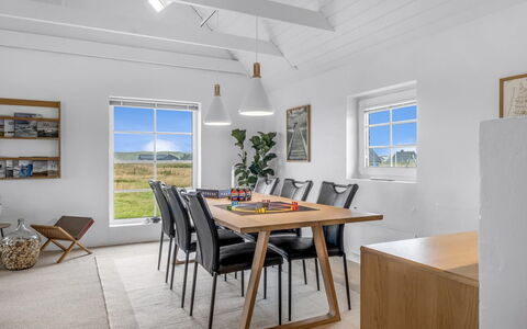 Amber - 300M from the Sea: Meubilair, Flooring, Hout, Tafel, Eetkamer, Keuken En Eettafel, Verdieping, Interieur Ontwerp, Houten Vloer, Stoel