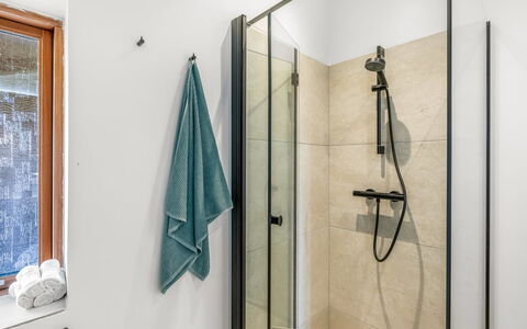 Sigbritt - 750M from the Sea: Badkamer, Flooring, Loodgieterswerkinrichting, Verdieping, Loodgieter, Douche, Tegel, Douchekop, Douchepaneel, Douchestang