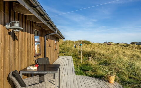 Sigbritt - 750M from the Sea: Verblijf, Backyard, Werf, Garden Gebouwen, Schuur, Siding, Buitenmeubels, Blokhut, Outdoor Structuur, Keet