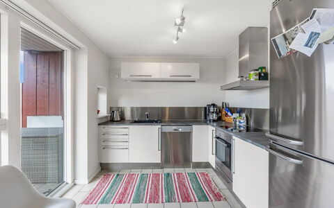 Janik - 700M from the Sea: Keuken, Toestel Van De Keuken, Countertop, Flooring, Interieur Ontwerp, Major Appliance, Meubilair, Verdieping, Plafond, Hout