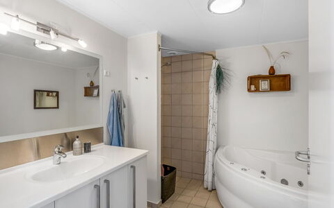 Janik - 700M from the Sea: Interieur Ontwerp, Flooring, Verdieping, Loodgieterswerkinrichting, Plafond, Badkamer, Wastafel, Loodgieter, Wastafel In De Badkamer, Kamer
