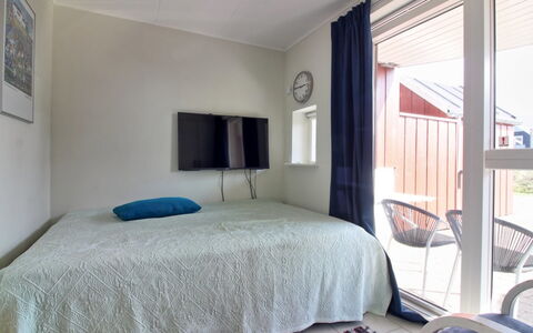 Janik - 700M from the Sea: Hout, Verdieping, Slaapkamer, Flooring, Meubilair, Interieur Ontwerp, Bed, Laken, Plafond, Linens