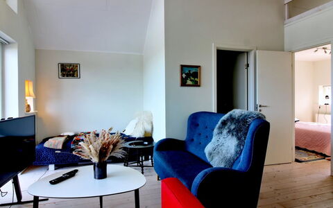 Janik - 700M from the Sea: Meubilair, Interieur Ontwerp, Flooring, Muur, Verdieping, Hout, Kamer, Woonkamer, Plafond, Textiel