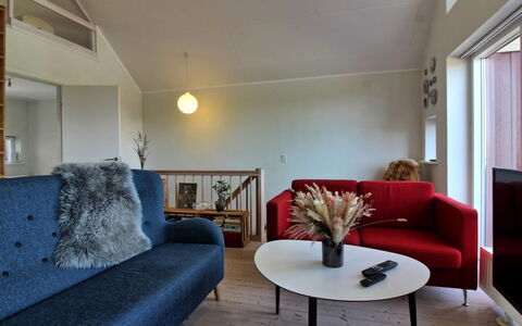 Janik - 700M from the Sea: Flooring, Interieur Ontwerp, Meubilair, Muur, Verdieping, Bankstel, Hout, Plafond, Woonkamer, Kamer