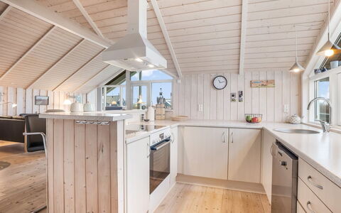 Bryngeir - 100M from the Sea: Hout, Plafond, Huis, Interieur Ontwerp, Flooring, Verdieping, Houten Vloer, Deur, Keuken, Countertop