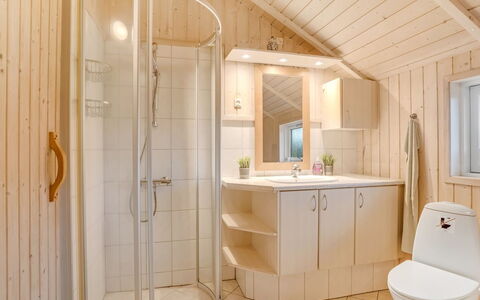 Bryngeir - 100M from the Sea: Loodgieterswerkinrichting, Flooring, Interieur Ontwerp, Hout, Verdieping, Wastafel, Wastafel In De Badkamer, Plafond, Badkamer, Badkamerkast