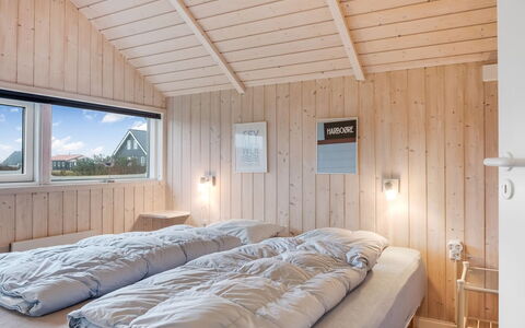 Bryngeir - 100M from the Sea: Hout, Slaapkamer, Bed, Laken, Bedding, Huis, Bed Frame, Linens, Hardwood, Freezing