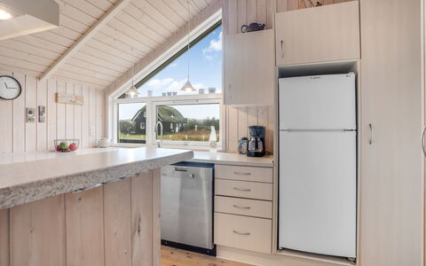 Bryngeir - 100M from the Sea: Hout, Keuken, Flooring, Interieur Ontwerp, Verdieping, Plafond, Countertop, Meubilair, Huis, Cabinetry