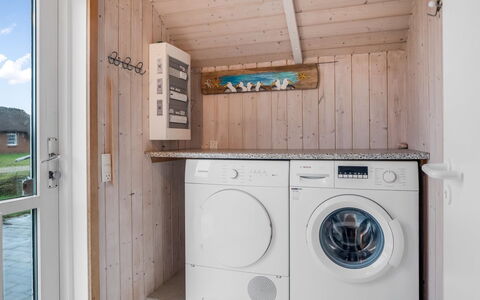 Bryngeir - 100M from the Sea: Hout, Flooring, Verdieping, Kamer, Beits, Plafond, Wasmachine, Hardwood, Plank, Wasdroger