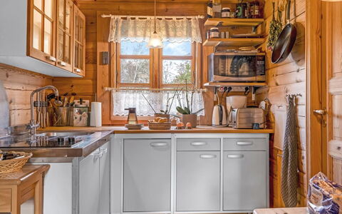 Hakon - 1Km from the Sea: Keuken, Toestel Van De Keuken, Hout, Major Appliance, Countertop, Interieur Ontwerp, Meubilair, Cabinetry, Flooring, Huishoudapparatuur