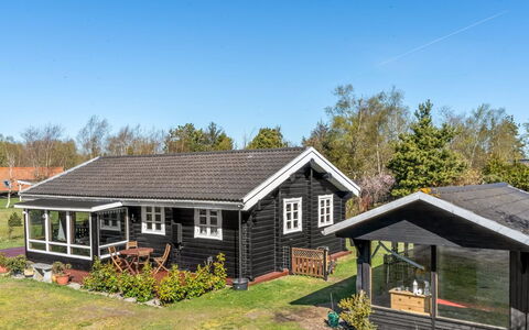 Hakon - 1Km from the Sea: Verblijf, Backyard, Werf, Garden Gebouwen, Schuur, Siding, Buitenmeubels, Blokhut, Outdoor Structuur, Keet
