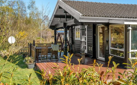 Hakon - 1Km from the Sea: Verblijf, Backyard, Werf, Garden Gebouwen, Schuur, Siding, Buitenmeubels, Blokhut, Outdoor Structuur, Keet