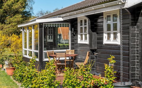 Hakon - 1Km from the Sea: Verblijf, Backyard, Werf, Garden Gebouwen, Schuur, Siding, Buitenmeubels, Blokhut, Outdoor Structuur, Keet