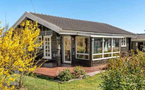 Hakon - 1Km from the Sea: Verblijf, Backyard, Werf, Garden Gebouwen, Schuur, Siding, Buitenmeubels, Blokhut, Outdoor Structuur, Keet