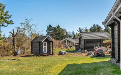 Hakon - 1Km from the Sea: Verblijf, Backyard, Werf, Garden Gebouwen, Schuur, Siding, Buitenmeubels, Blokhut, Outdoor Structuur, Keet