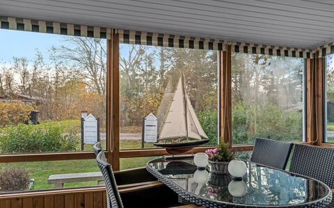 Hakon - 1Km from the Sea: Verblijf, Backyard, Werf, Garden Gebouwen, Schuur, Siding, Buitenmeubels, Blokhut, Outdoor Structuur, Keet