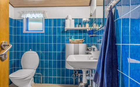 Wenche - 840M from the Sea: Blauw, Loodgieterswerkinrichting, Badkamer, Wastafel, Interieur Ontwerp, Kraan, Loodgieter, Tegel, Flooring, Toilet