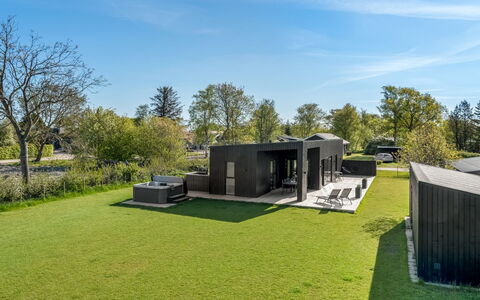 Barnet - 180M to the Fjord: Dak, Huis, Deur, Verblijf, Schaduw, Siding, Werf, Landgoed, Backyard