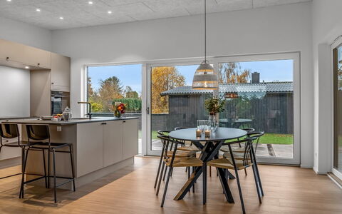 Barnet - 180M to the Fjord: Dak, Huis, Deur, Verblijf, Schaduw, Siding, Werf, Landgoed, Backyard