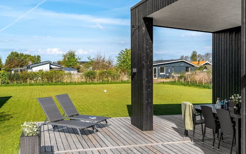 Barnet - 180M to the Fjord: Dak, Huis, Deur, Verblijf, Schaduw, Siding, Werf, Landgoed, Backyard