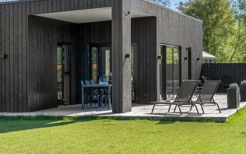 Barnet - 180M to the Fjord: Dak, Huis, Deur, Verblijf, Schaduw, Siding, Werf, Landgoed, Backyard