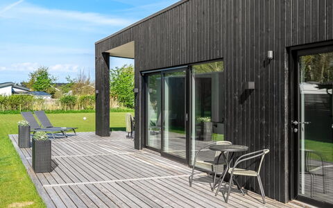 Barnet - 180M to the Fjord: Dak, Huis, Deur, Verblijf, Schaduw, Siding, Werf, Landgoed, Backyard