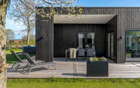 Barnet - 180M to the Fjord: Dak, Huis, Deur, Verblijf, Schaduw, Siding, Werf, Landgoed, Backyard