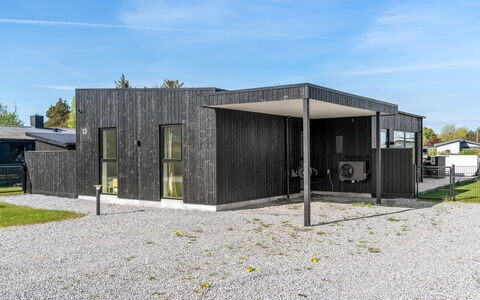 Barnet - 180M to the Fjord: Dak, Huis, Deur, Verblijf, Schaduw, Siding, Werf, Landgoed, Backyard