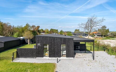 Barnet - 180M to the Fjord: Dak, Huis, Deur, Verblijf, Schaduw, Siding, Werf, Landgoed, Backyard