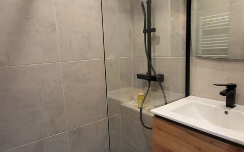 Balcons de Venosc: Flooring, Verdieping, Loodgieterswerkinrichting, Tegel, Loodgieter, Badkamer, Badkamerkast, Toilet