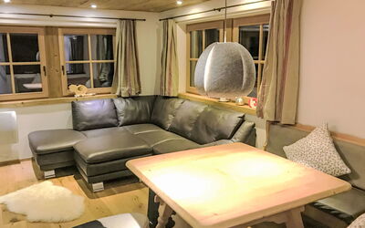 Almchalet Zillertal 675.3: Meubilair, Hout, Interieur Ontwerp, Flooring, Bankstel, Verdieping, Verlichting, Plafond, Woonkamer, Kamer