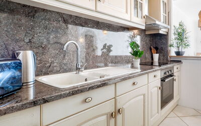 Belleza Ii 361.1: Countertop, Keuken, Kraan, Cabinetry, Interieur Ontwerp, Wastafel, Loodgieterswerkinrichting, Flooring, Huis, Toestel Van De Keuken
