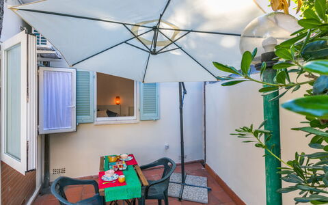 La Casetta: Meubilair, Stoel, Buitenmeubels, Buitentafel, Schaduw, Kamerplant, Bloempot, Keuken En Eettafel, Balkon, Patio